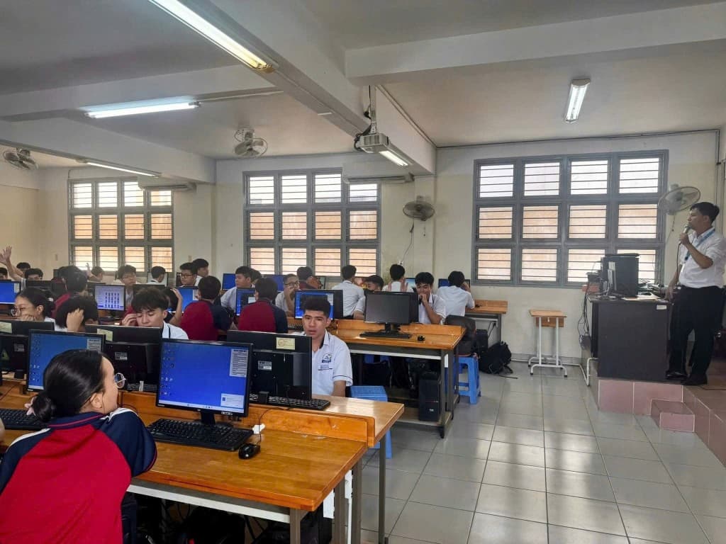 Một trường THPT công lập thiết kế hơn 2.100 thời khóa biểu cho từng học sinh.